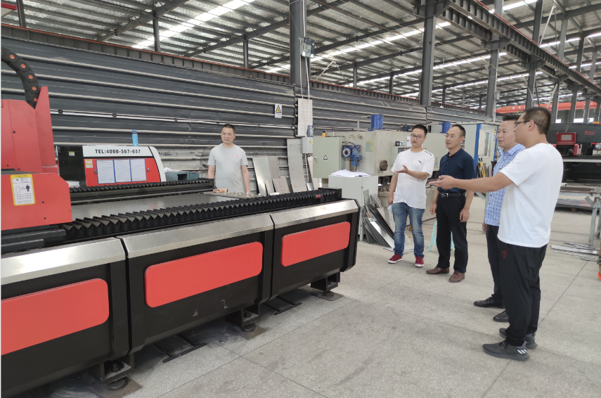 市工信張副局（jú）長參觀新上激（jī）光切割機（jī）作業